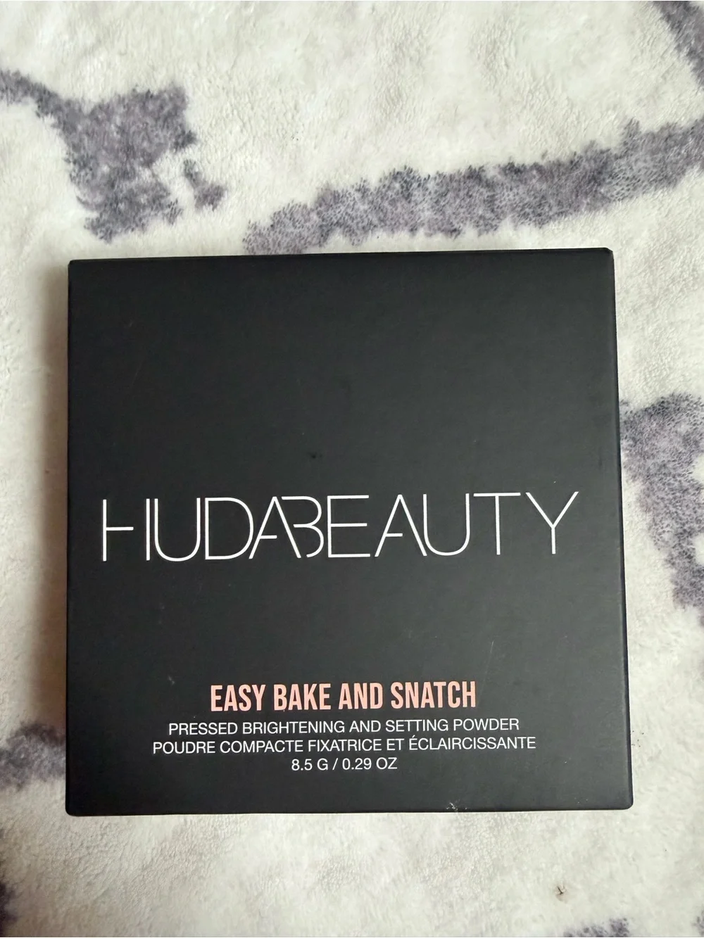 HUDA BEAUTY Easy Bake & Snatch Pressed Brightening Powder — Peach Pie